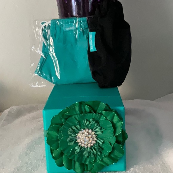 🪴TIEKS GREEN FLOWER AND BAG AND MASK🪴 - Picture 2 of 12